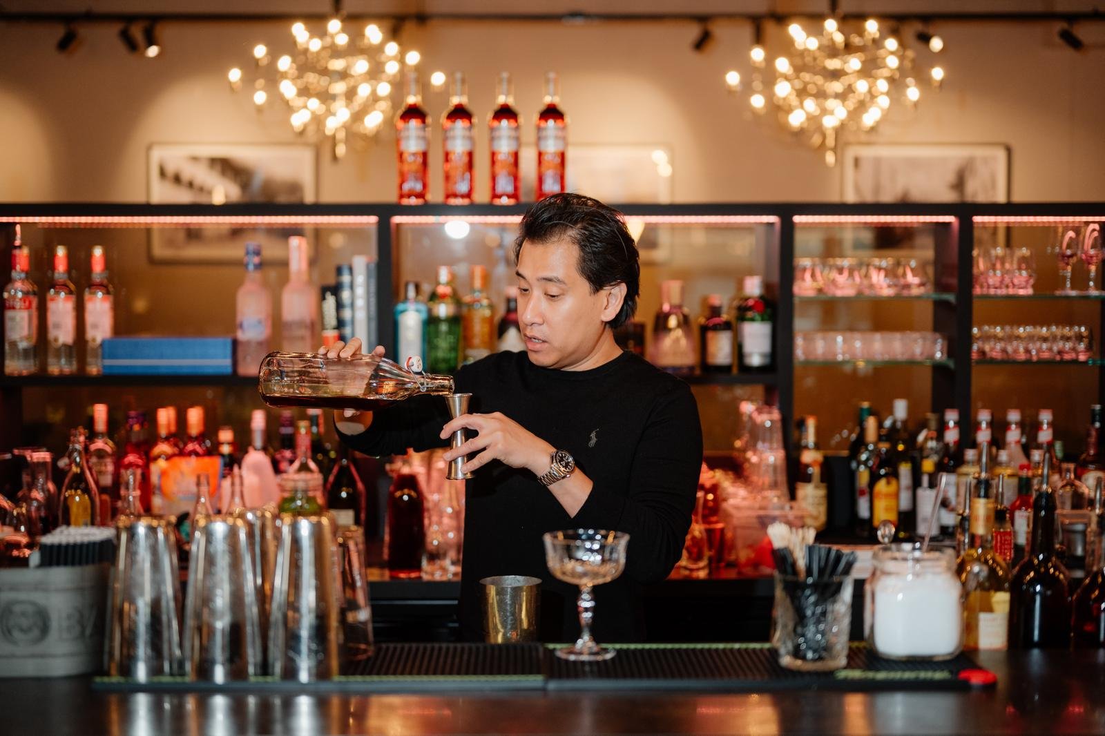 Bar Manager beim Abseihen eines Cocktails